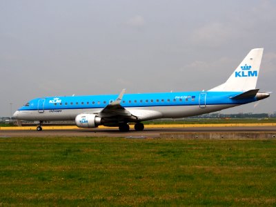 PH-EZD KLM Cityhopper Embraer ERJ-190STD (ERJ-190-100) taxiing 14july2013 pic7