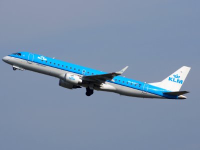 PH-EZO KLM Cityhopper Embraer ERJ-190STD (ERJ-190-100) take-off, 25august2013 pic-2