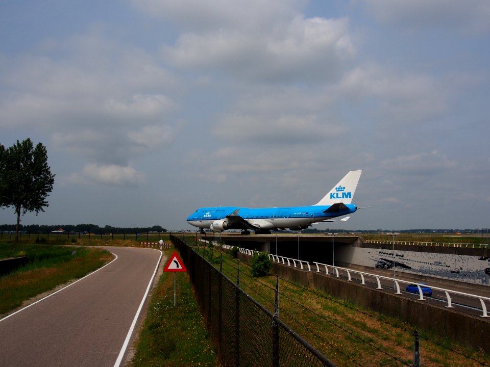 PH-BFR KLM Royal Dutch Airlines Boeing 747-406(M) - cn 27202 taxiing 14july2013