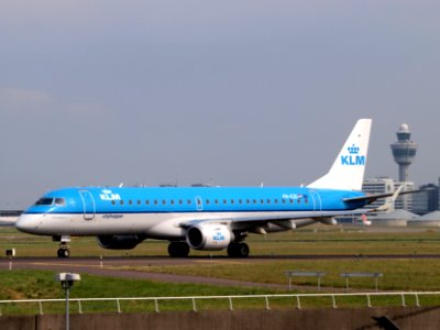 PH-EZE KLM Cityhopper Embraer ERJ-190STD (ERJ-190-100) taxiing 14july2013 pic1