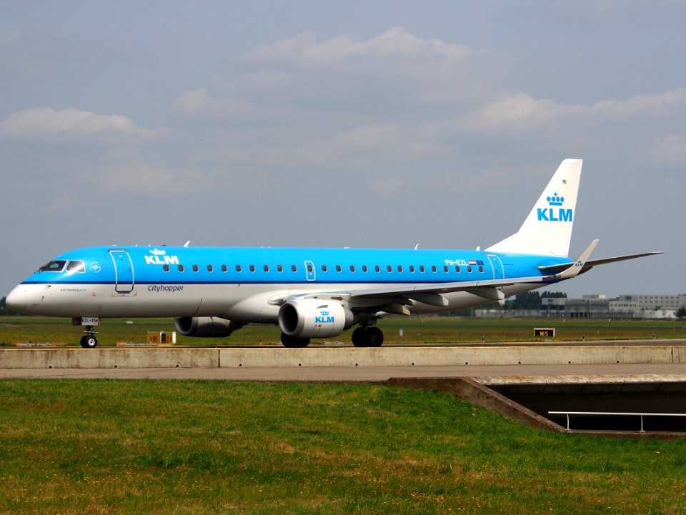 PH-EZL KLM Cityhopper Embraer ERJ-190STD (ERJ-190-100) taxiing 14july2013 pic3