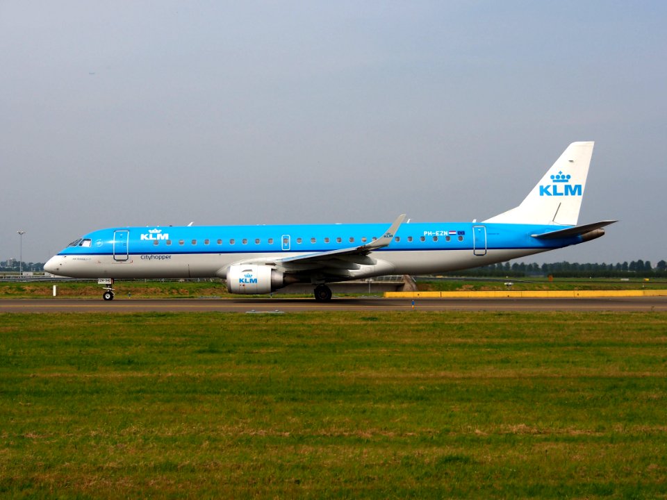 PH-EZN KLM Cityhopper Embraer ERJ-190STD (ERJ-190-100) taxiing 13july2013 pic2