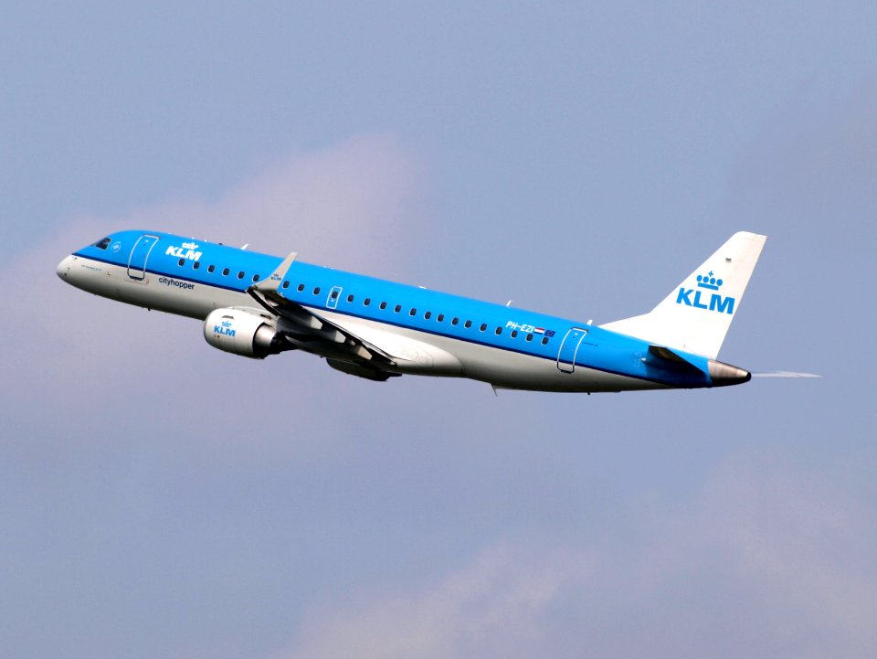 PH-EZI KLM Cityhopper Embraer ERJ-190STD (ERJ-190-100) take-off 14july2013 pic4