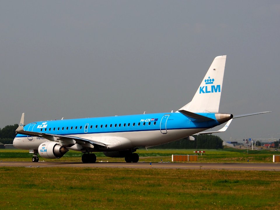 PH-EZK KLM Cityhopper Embraer ERJ-190STD (ERJ-190-100) taxiing 14july2013 pic5
