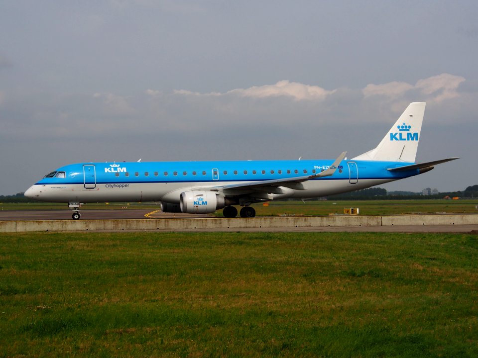 PH-EZN KLM Cityhopper Embraer ERJ-190STD (ERJ-190-100) taxiing 14july2013 pic2