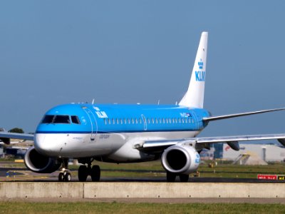 PH-EZL KLM Cityhopper Embraer ERJ-190STD (ERJ-190-100) taxiing 18july2013 pic-001