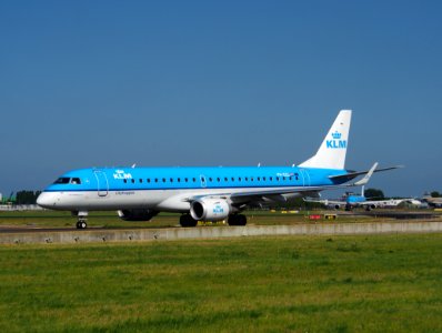 PH-EZL KLM Cityhopper Embraer ERJ-190STD (ERJ-190-100) taxiing 18july2013 pic-002