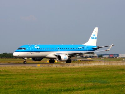 PH-EZP KLM Cityhopper Embraer ERJ-190STD (ERJ-190-100), taxiing 22july2013 pic-001