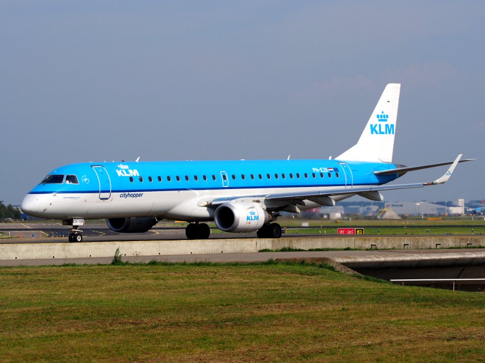 PH-EZK KLM Cityhopper Embraer ERJ-190STD (ERJ-190-100) - cn 19000326 taxiing, 25august2013 pic-1