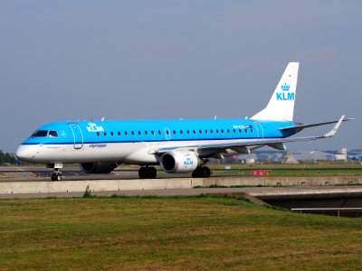 PH-EZK KLM Cityhopper Embraer ERJ-190STD (ERJ-190-100) - cn 19000326 taxiing, 25august2013 pic-1