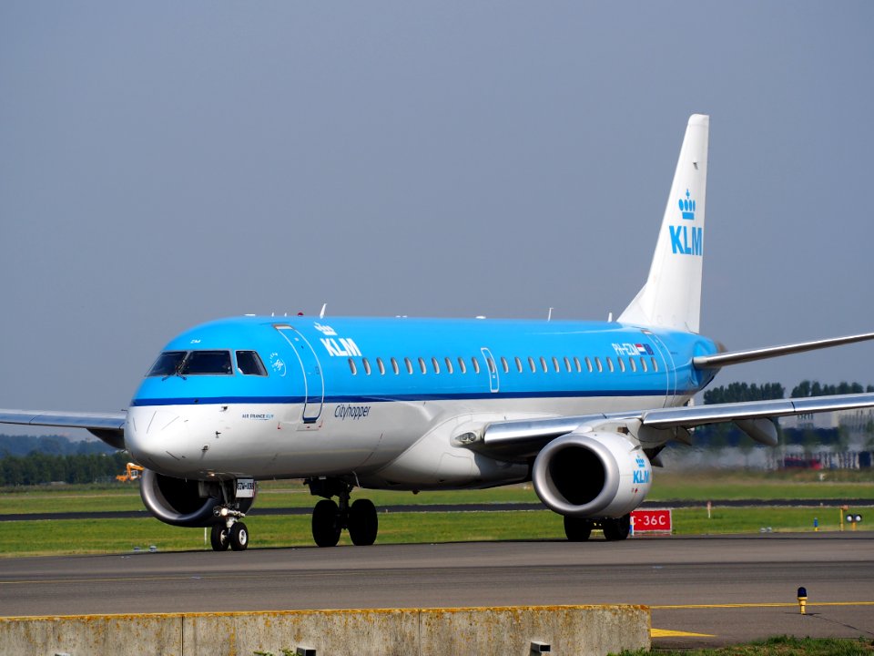 PH-EZM KLM Cityhopper Embraer ERJ-190STD (ERJ-190-100) taxiing, 25august2013 pic-3