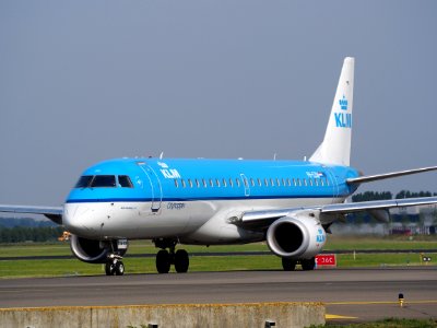 PH-EZM KLM Cityhopper Embraer ERJ-190STD (ERJ-190-100) taxiing, 25august2013 pic-3