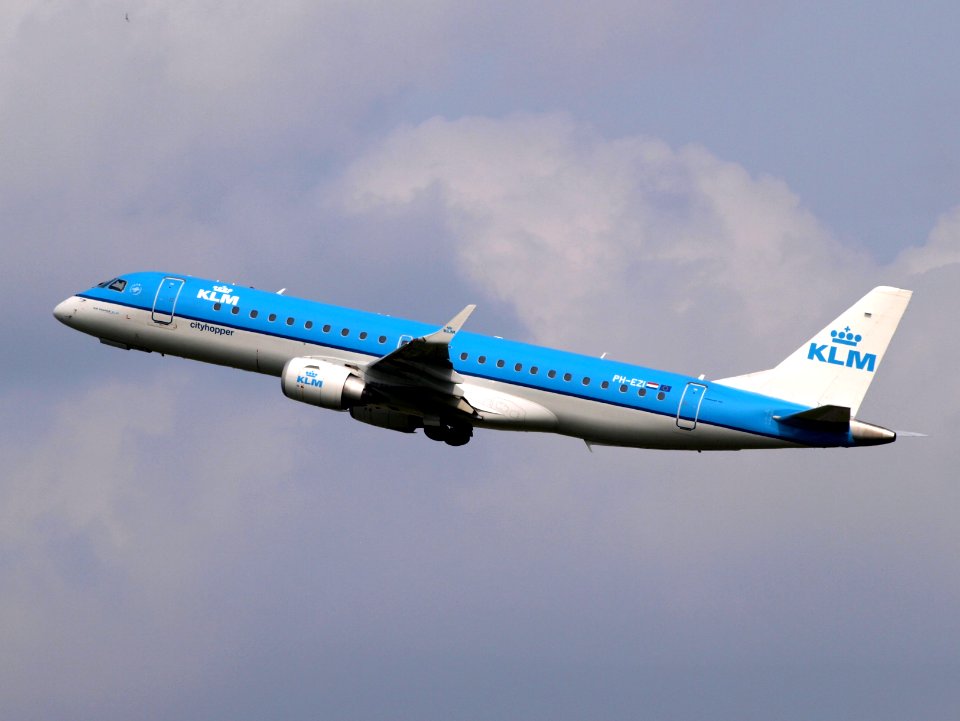 PH-EZI KLM Cityhopper Embraer ERJ-190STD (ERJ-190-100) take-off 14july2013 pic3
