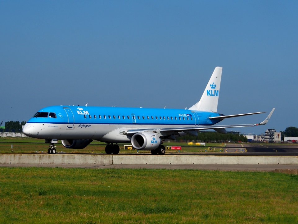 PH-EZE KLM Cityhopper Embraer ERJ-190STD (ERJ-190-100) - cn 19000288 taxiing 18july2013 pic-1