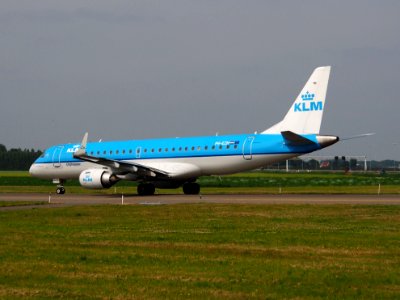 PH-EZH KLM Cityhopper Embraer ERJ-190STD (ERJ-190-100) taxiing 13july2013 pic3