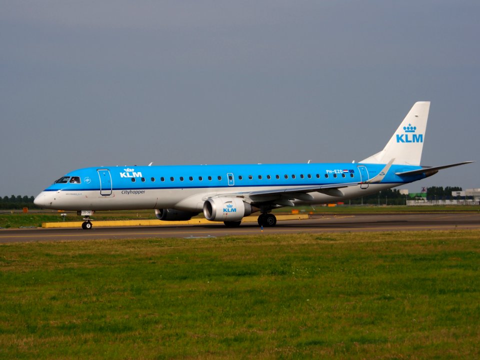 PH-EZO KLM Cityhopper Embraer ERJ-190STD (ERJ-190-100) - cn 19000345, taxiing 22july2013 pic-003