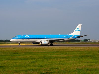 PH-EZP KLM Cityhopper Embraer ERJ-190STD (ERJ-190-100), taxiing 22july2013 pic-002