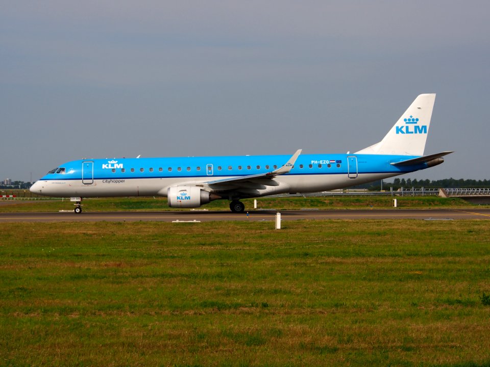 PH-EZO KLM Cityhopper Embraer ERJ-190STD (ERJ-190-100) - cn 19000345, taxiing 22july2013 pic-004