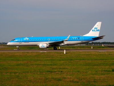 PH-EZO KLM Cityhopper Embraer ERJ-190STD (ERJ-190-100) - cn 19000345, taxiing 22july2013 pic-004