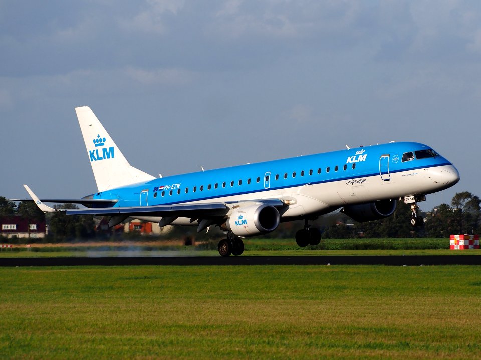 PH-EZW KLM Cityhopper Embraer ERJ-190STD (ERJ-190-100) - cn 19000533, 11Aug2014, landing with heavy cross winds at Schiphol (AMS - EHAM), The Netherlands, pic1