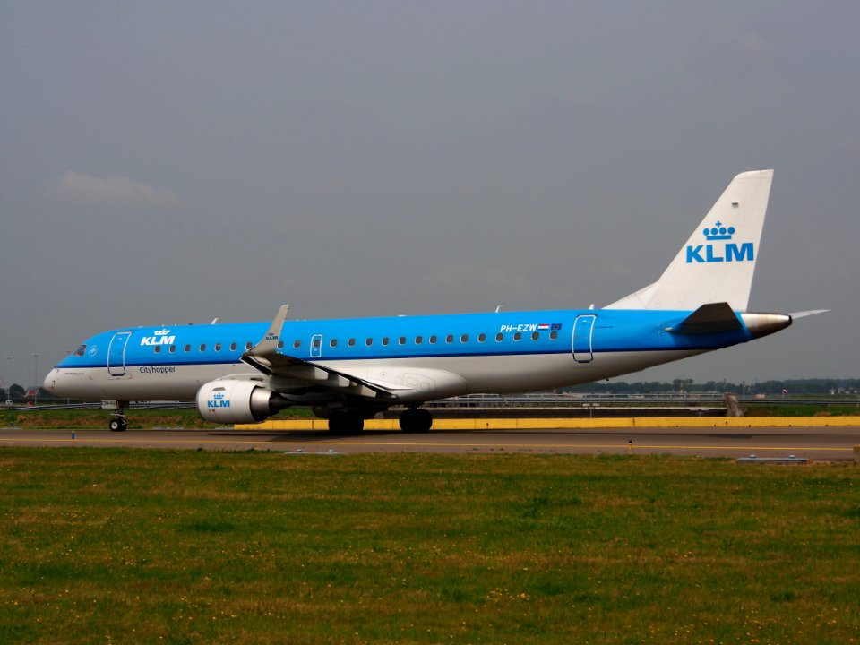 PH-EZW KLM Cityhopper Embraer ERJ-190STD (ERJ-190-100) taxiing 14july2013 pic7