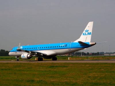 PH-EZN KLM Cityhopper Embraer ERJ-190STD (ERJ-190-100) taxiing 14july2013 pic5