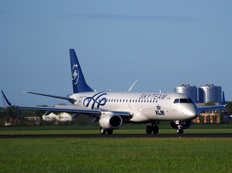 PH-EZX, landing at Schiphol (AMS - EHAM), The Netherlands, 06May2014 pic1