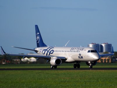 PH-EZX, landing at Schiphol (AMS - EHAM), The Netherlands, 06May2014 pic1