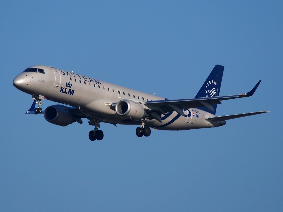 PH-EZX KLM Cityhopper Embraer ERJ-190STD (ERJ-190-100), landing on Schiphol, pic-1