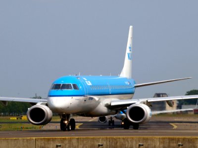 PH-EZD KLM Cityhopper Embraer ERJ-190STD (ERJ-190-100) taxiing 14july2013 pic2