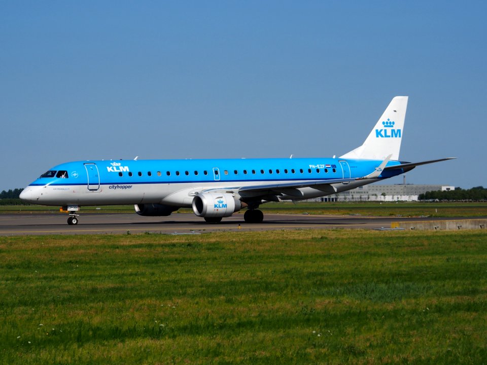 PH-EZF KLM Cityhopper Embraer ERJ-190STD (ERJ-190-100) - cn 19000304, taxiing 21july2013 pic-002