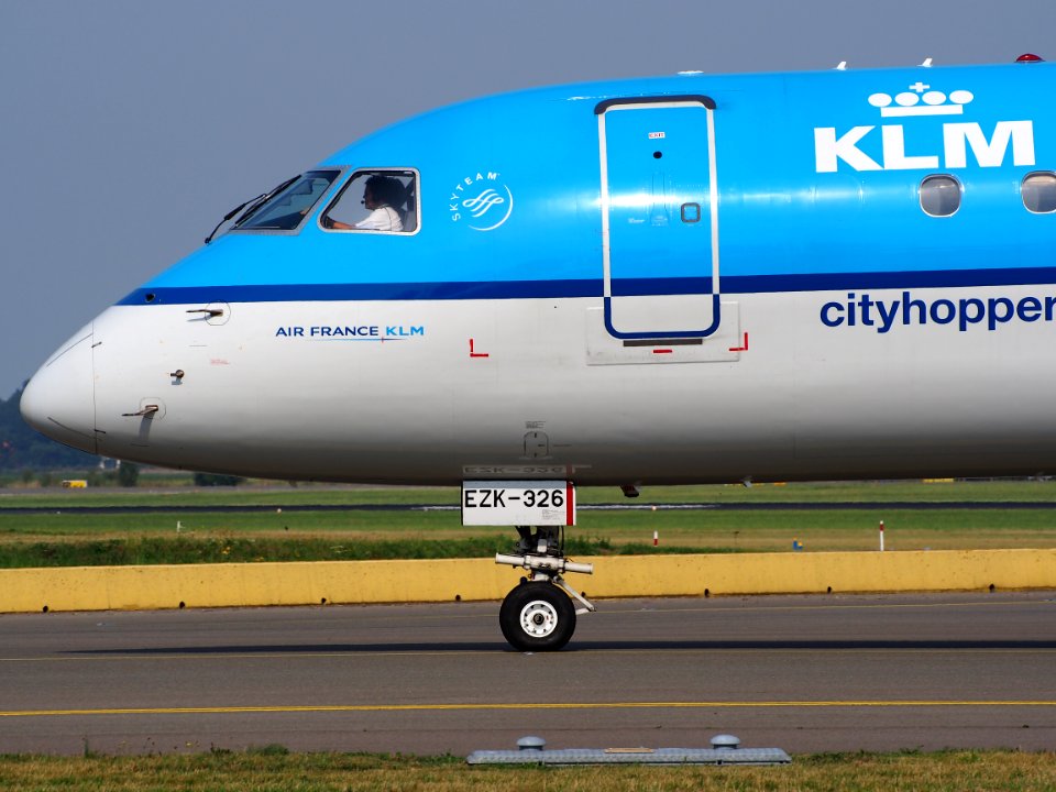 PH-EZK KLM Cityhopper Embraer ERJ-190STD (ERJ-190-100) - cn 19000326 taxiing, 25august2013 pic-3