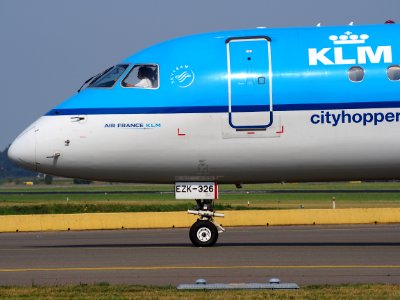 PH-EZK KLM Cityhopper Embraer ERJ-190STD (ERJ-190-100) - cn 19000326 taxiing, 25august2013 pic-3