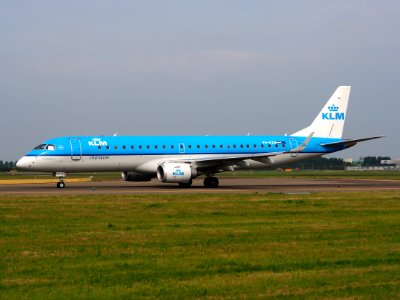 PH-EZN KLM Cityhopper Embraer ERJ-190STD (ERJ-190-100) taxiing 13july2013 pic1