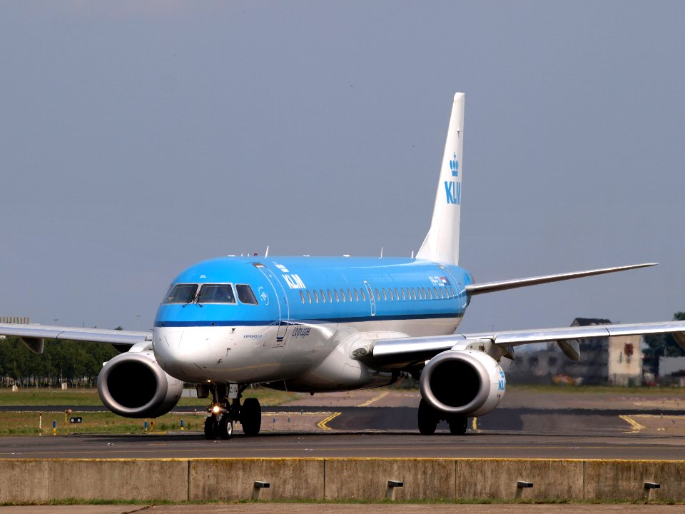 PH-EZL KLM Cityhopper Embraer ERJ-190STD (ERJ-190-100) taxiing 14july2013 pic2