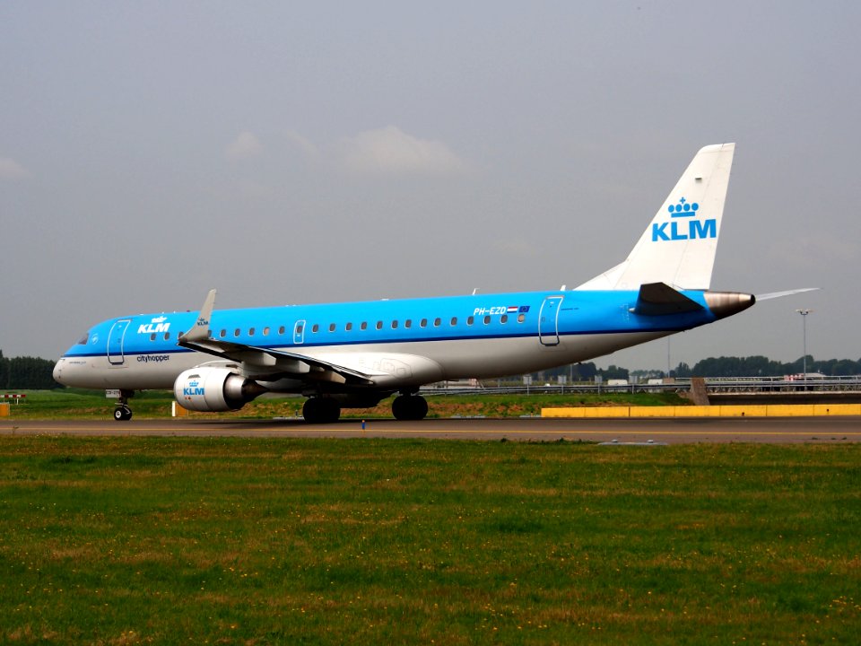 PH-EZD KLM Cityhopper Embraer ERJ-190STD (ERJ-190-100) taxiing 14july2013 pic8