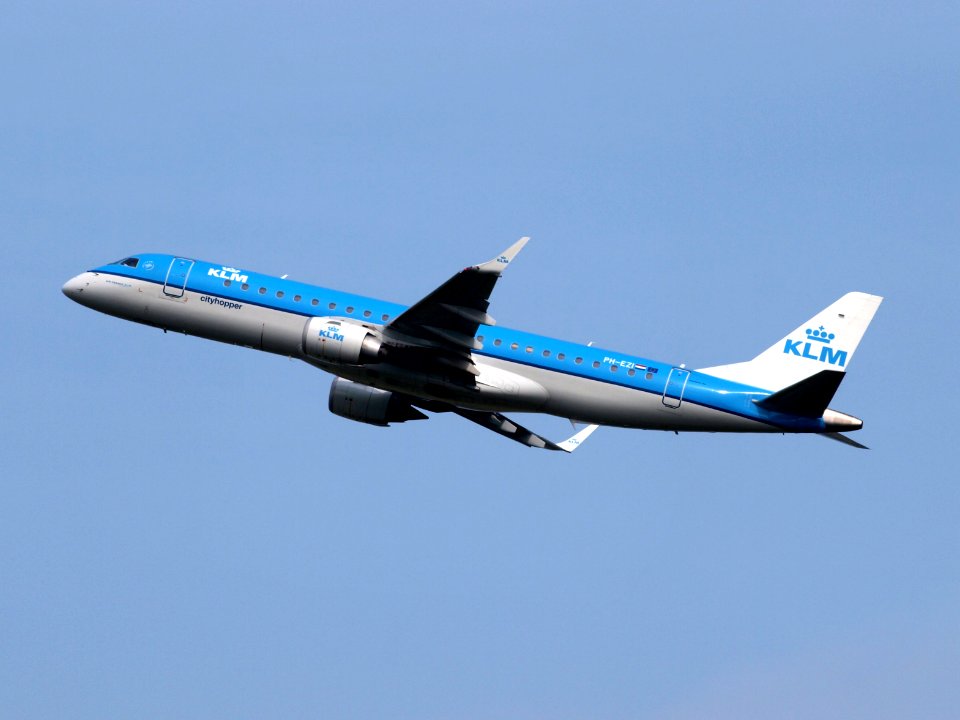 PH-EZI KLM Cityhopper Embraer ERJ-190STD (ERJ-190-100) take-off 13july2013 pic3