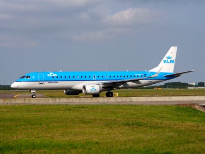 PH-EZH KLM Cityhopper Embraer ERJ-190STD (ERJ-190-100) taxiing 14july2013 pic2