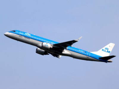PH-EZI KLM Cityhopper Embraer ERJ-190STD (ERJ-190-100) take-off 13july2013 pic2