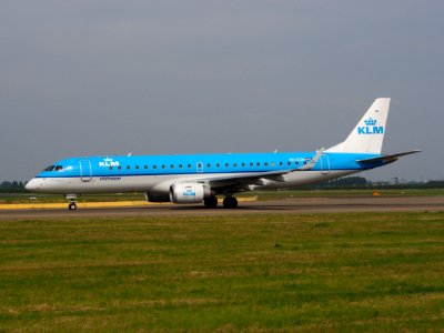 PH-EZH KLM Cityhopper Embraer ERJ-190STD (ERJ-190-100) taxiing 13july2013 pic1