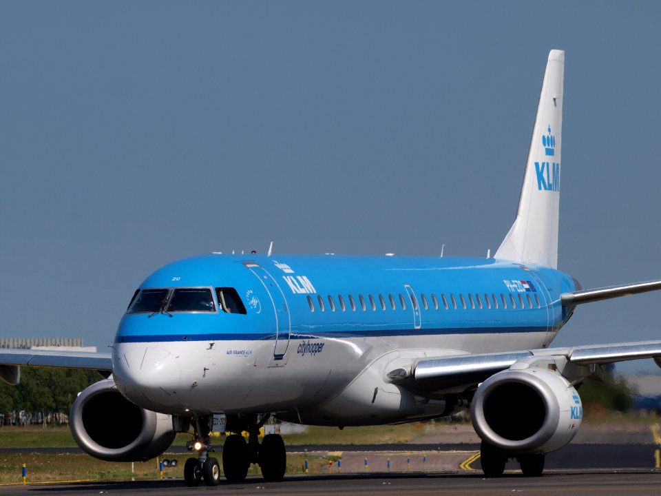 PH-EZC KLM Cityhopper Embraer ERJ-190STD (ERJ-190-100) taxiing 21july2013 pic1