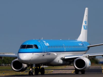 PH-EZC KLM Cityhopper Embraer ERJ-190STD (ERJ-190-100) taxiing 21july2013 pic1