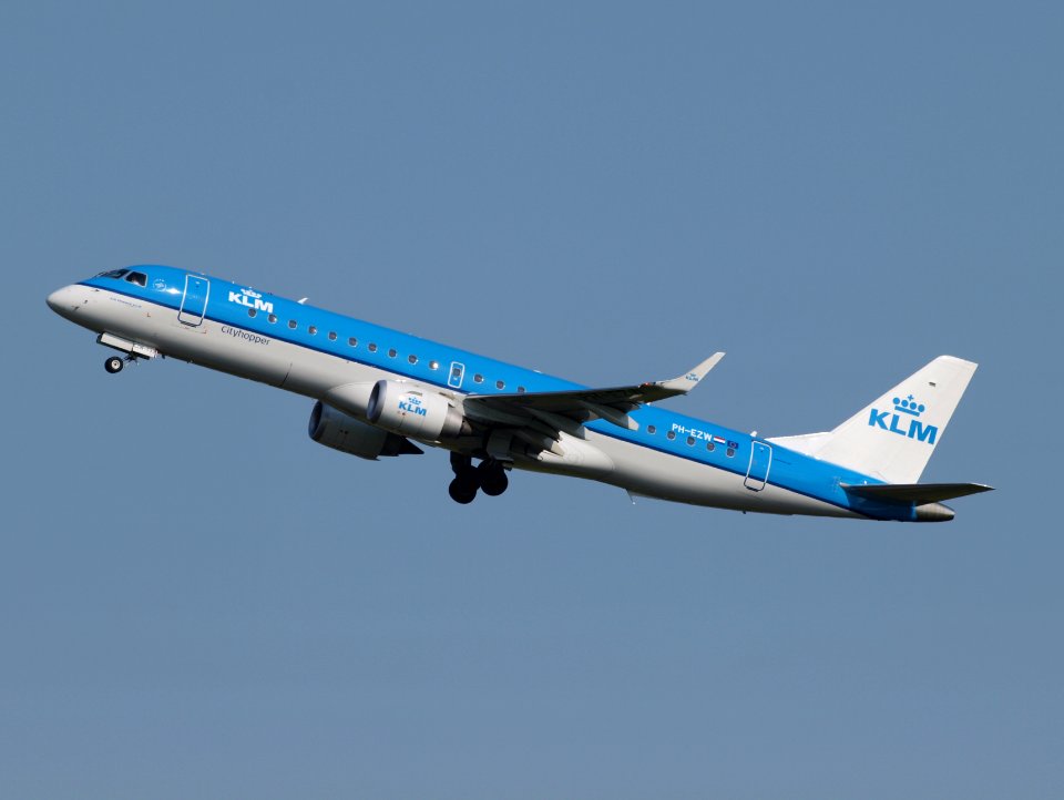 PH-EZW KLM Cityhopper Embraer ERJ-190STD (ERJ-190-100) - cn 19000533 pic1