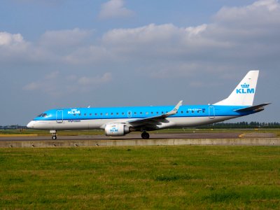 PH-EZH KLM Cityhopper Embraer ERJ-190STD (ERJ-190-100) taxiing 14july2013 pic3