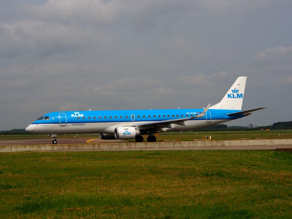 PH-EZW KLM Cityhopper Embraer ERJ-190STD (ERJ-190-100) taxiing 14july2013 pic5