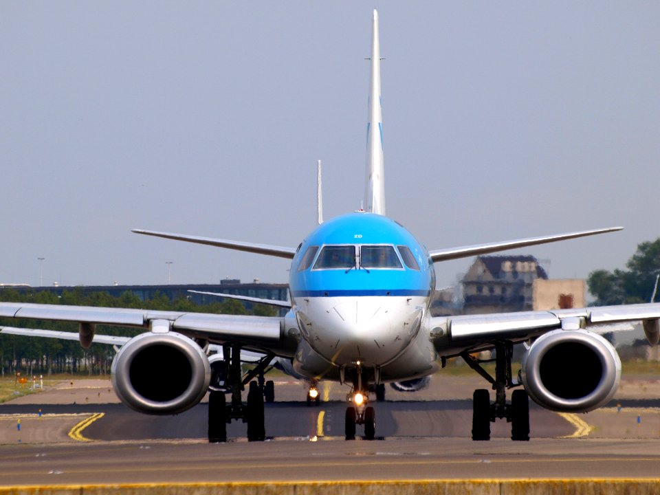 PH-EZD KLM Cityhopper Embraer ERJ-190STD (ERJ-190-100) taxiing 14july2013 pic1