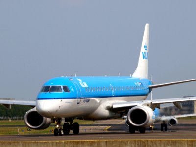 PH-EZD KLM Cityhopper Embraer ERJ-190STD (ERJ-190-100) taxiing 14july2013 pic3