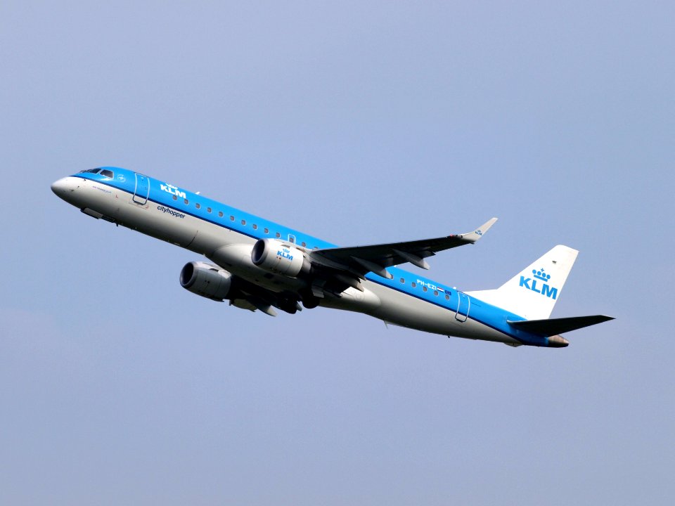 PH-EZI KLM Cityhopper Embraer ERJ-190STD (ERJ-190-100) take-off 13july2013 pic1