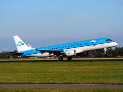 PH-EZE KLM Cityhopper Embraer ERJ-190STD (ERJ-190-100) - cn 19000288 landing pic2