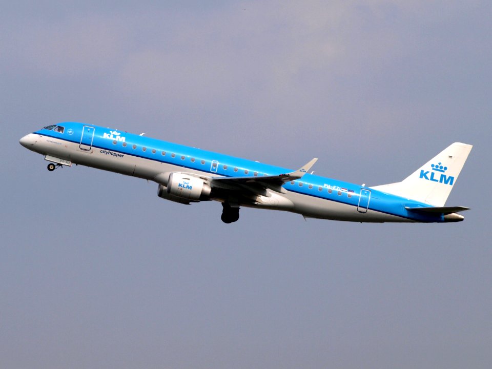 PH-EZI KLM Cityhopper Embraer ERJ-190STD (ERJ-190-100) take-off 14july2013 pic2